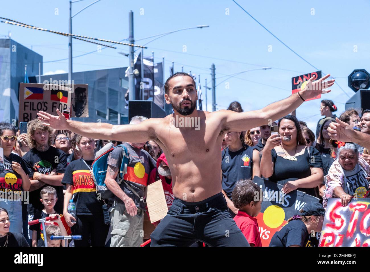 Melbourne, Australia, 26 de enero de 2023. Los bailarines de Bandok Tati dirigidos por Chris George actúan en las vías del tranvía en Flinders Street durante la protesta anual del Día de la Invasión en Melbourne, organizada por los indígenas australianos y sus aliados, piden el fin de la celebración del Día de Australia y el reconocimiento de la Soberanía Indígena. Crédito: Michael Currie/Speed Media/Alamy Live News Foto de stock