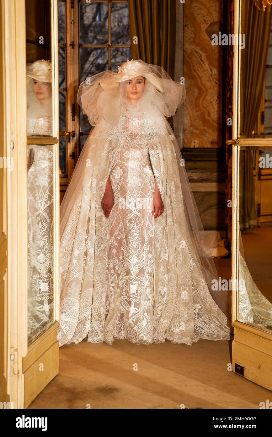 Vestido de novia de Zuhair Murad durante la Semana de la Moda de París Alta  Costura Primavera/Verano 2023 el 25 de enero de 2023 en París, Francia.  (Foto de Lyvans Boolaky/ÙPtertainment/Sipa USA