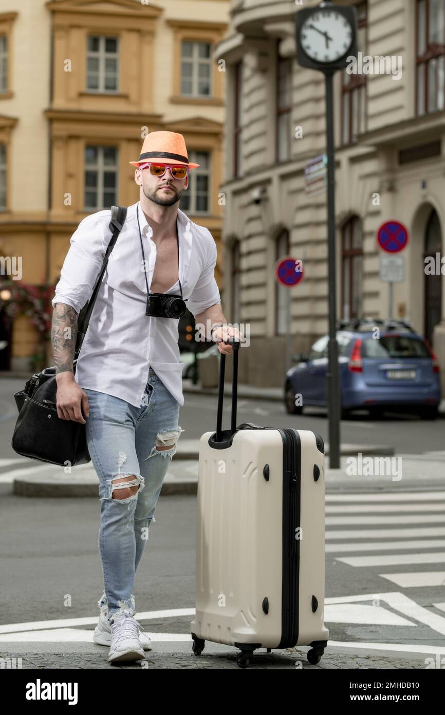 Hombre con equipaje para vacaciones, viaje. Hombre turista con bolsa de  viaje. Hombre de negocios turístico que viaja en la ciudad europea. Hombre  de negocios rico confiado Fotografía de stock - Alamy