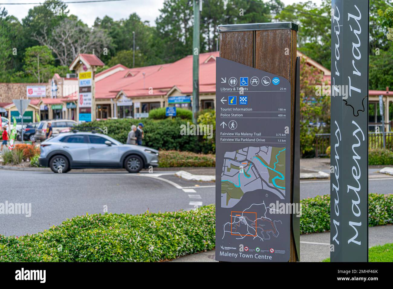 Señal de carretera con información turística para Maleny Trail, Maleny, Sunshine Coast Hinterland, Queensland Australia Foto de stock