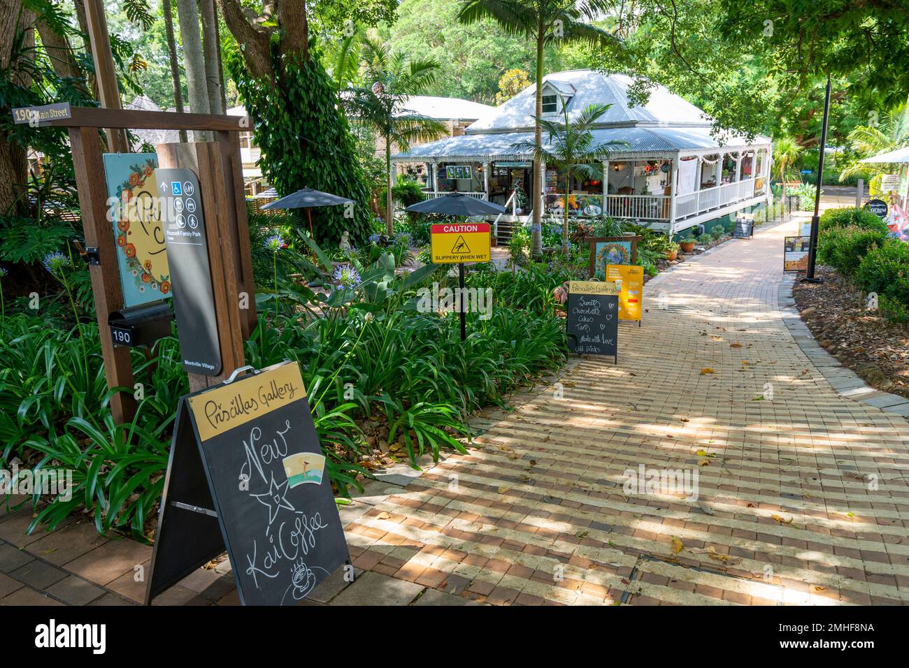 Café rodeado de árboles en la calle principal de Maleny, Sunshine Coast Hinterland, Queensland Australia Foto de stock