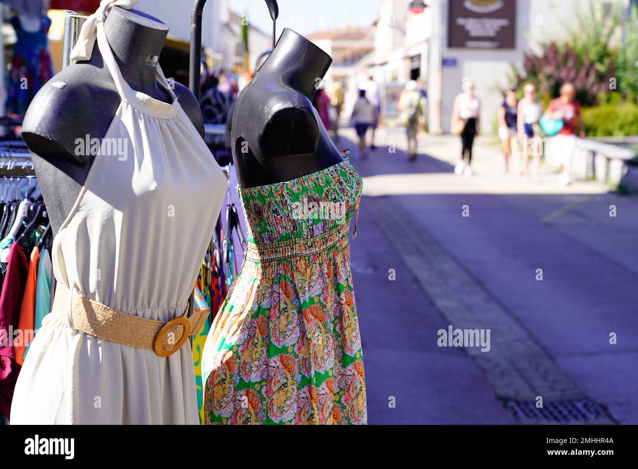 mercado boutique de la ciudad las niñas tienda de ropa de calle al aire libre para las mujeres de moda exterior de la ciudad ropa de vestir Fotografía de stock -