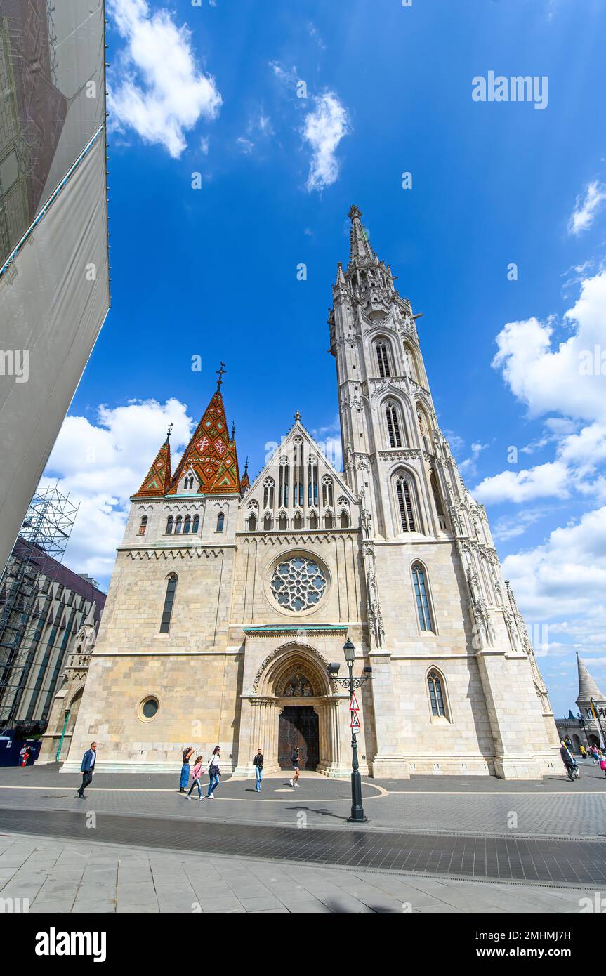 Budapest, Hungría. Iglesia de Matías, una iglesia situada frente al Bastión de los Pescadores en el corazón del distrito de los castillos de Buda Fotografía de stock - Alamy Budapest, Hungría. Iglesia de Matías, una iglesia situada frente al Bastión de los Pescadores en el corazón del distrito de los castillos de Buda Fotografía de stock - Alamy