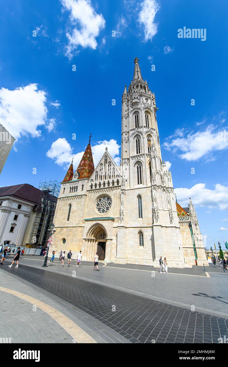Budapest, Hungría. Iglesia de Matías, una iglesia situada frente al Bastión de los Pescadores en el corazón del distrito de los castillos de Buda Fotografía de stock - Alamy Budapest, Hungría. Iglesia de Matías, una iglesia situada frente al Bastión de los Pescadores en el corazón del distrito de los castillos de Buda Fotografía de stock - Alamy