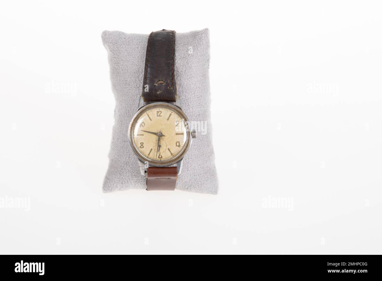 viejo reloj antiguo de un hombre mayor con correa de cuero casera  Fotografía de stock - Alamy