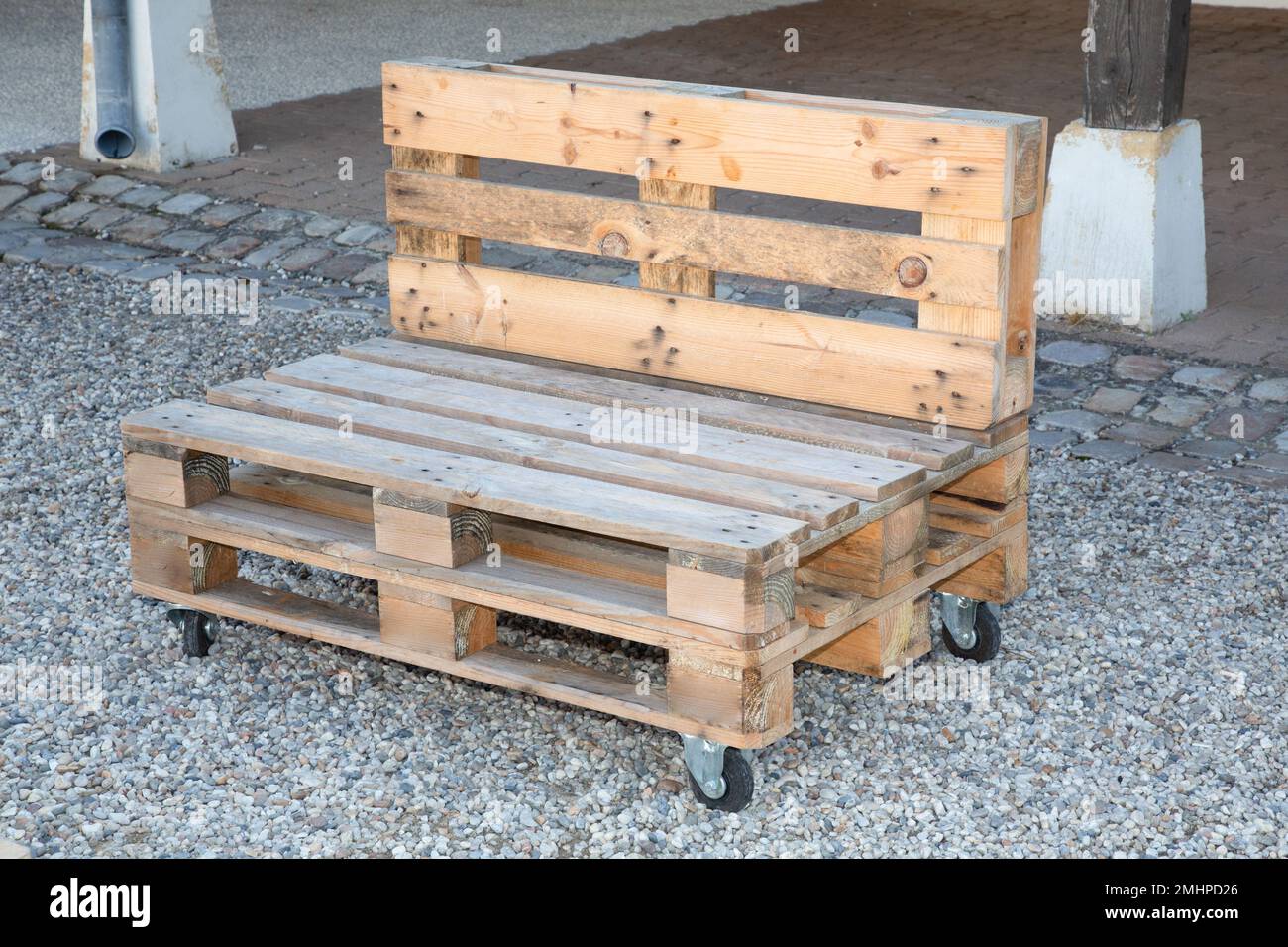 banco exterior diy industrial reciclado hecho de viejos palets de  almacenamiento de madera Fotografía de stock - Alamy
