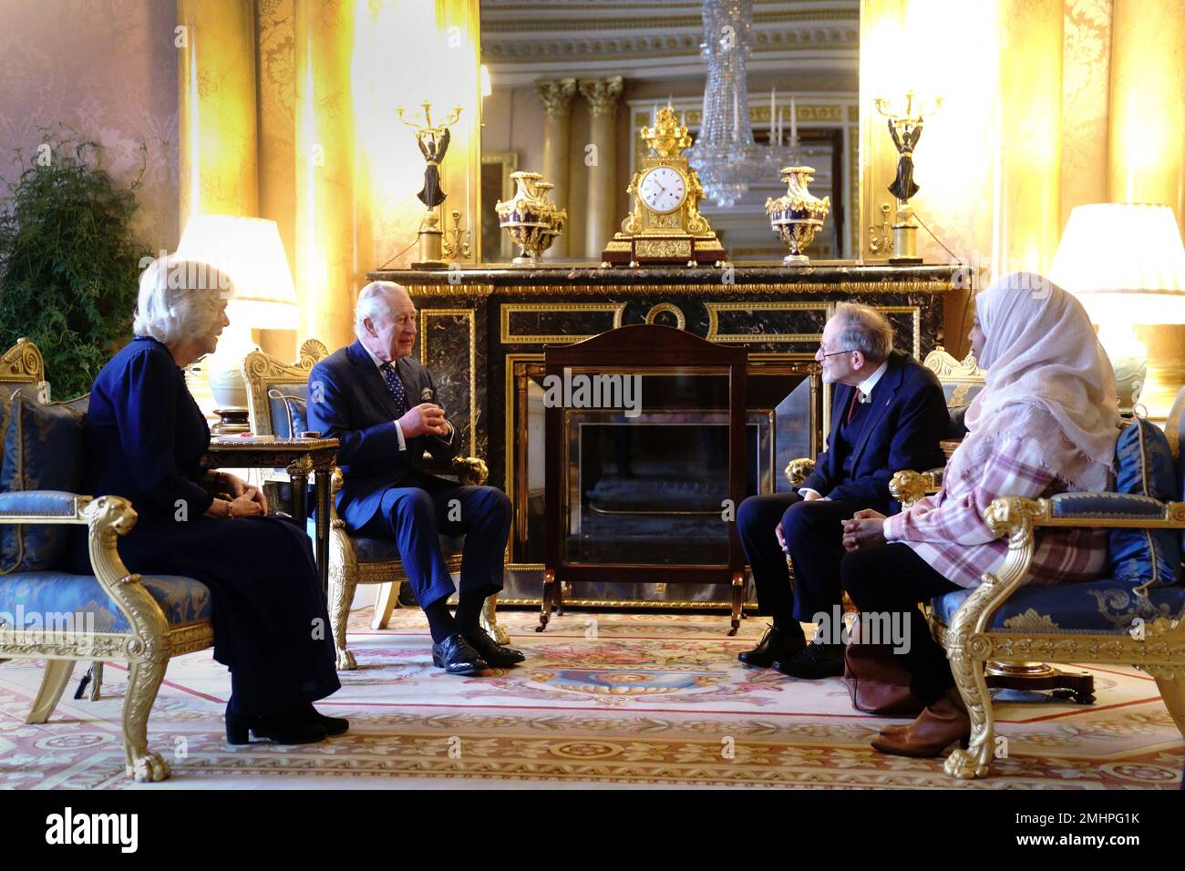 El rey Carlos III y la Reina consorte se reúnen con el sobreviviente del Holocausto, el Dr. Martin Stern, y una sobreviviente del genocidio de Darfur, Amouna Adamlight, en el marco del Día de los Caídos del Holocausto en el Palacio de Buckingham, Londres. Fecha de la fotografía: Viernes 27 de enero de 2023. Foto de stock
