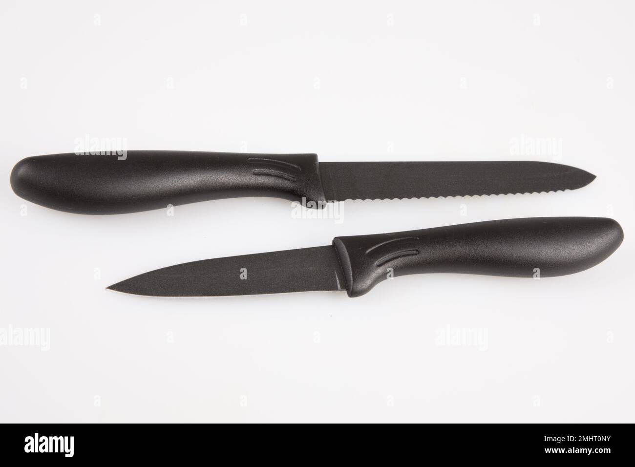 dos cuchillos negros reales cortados aislados sobre fondo blanco Fotografía  de stock - Alamy
