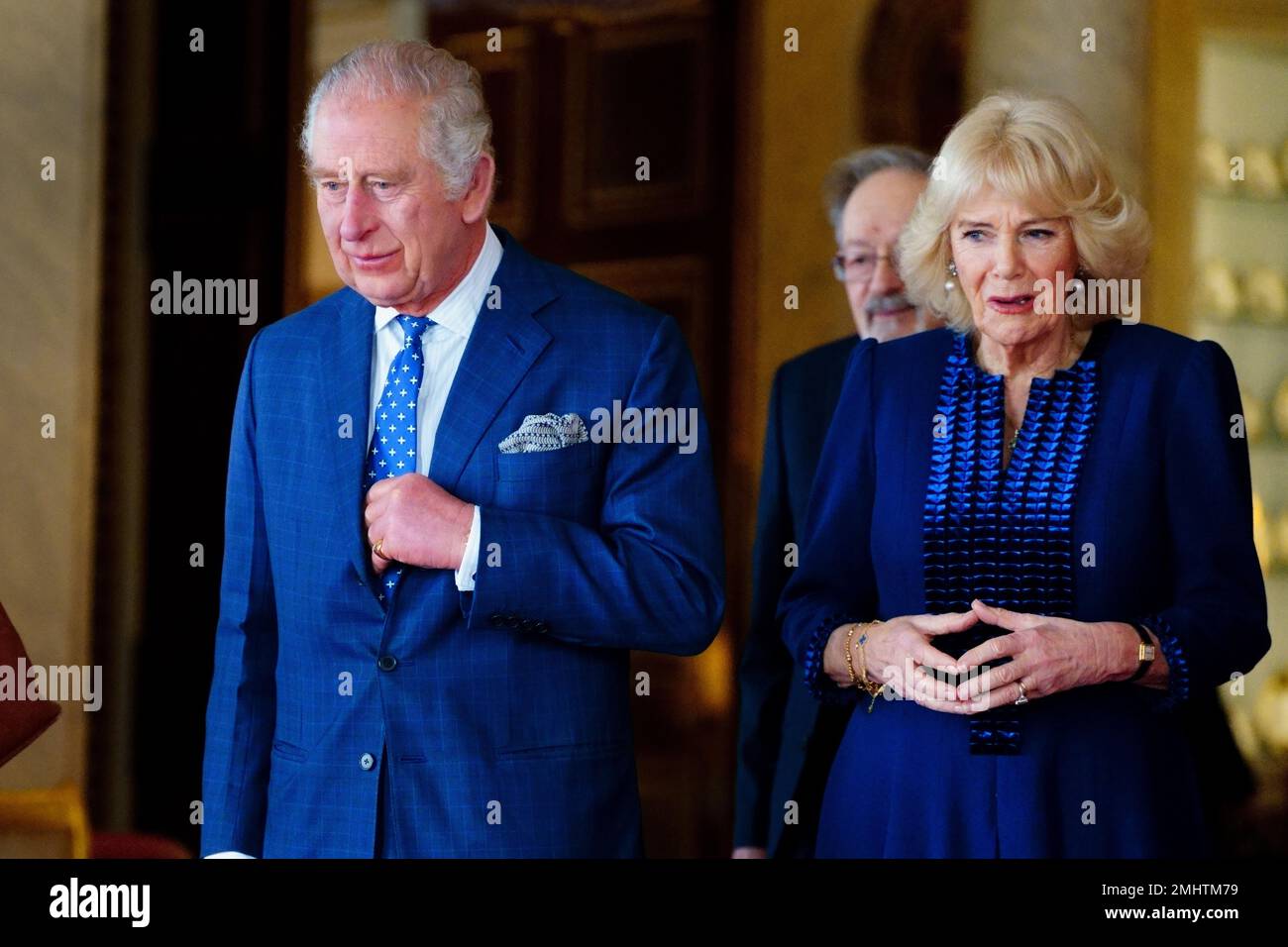 El rey Carlos III y la reina consorte durante una reunión con sobrevivientes del genocidio en el Palacio de Buckingham, Londres, para conmemorar el Día de los Caídos del Holocausto. Fecha de la fotografía: Viernes 27 de enero de 2023. Foto de stock