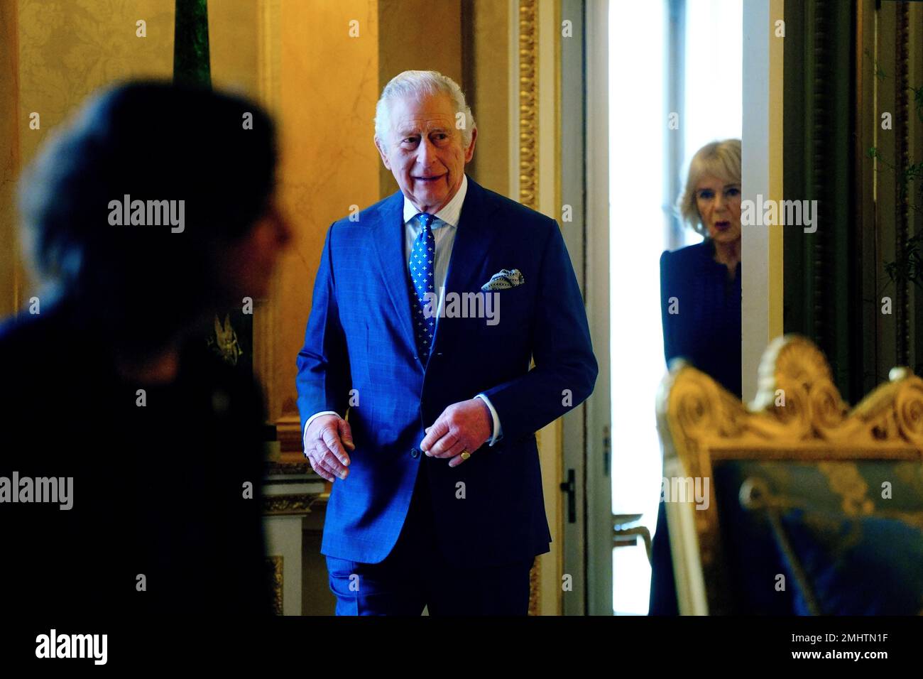 El rey Carlos III y la reina consorte llegan antes de reunirse con los sobrevivientes del genocidio en el Palacio de Buckingham, Londres, para conmemorar el Día de los Caídos del Holocausto. Fecha de la fotografía: Viernes 27 de enero de 2023. Foto de stock