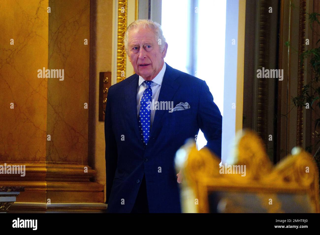 El rey Carlos III antes de reunirse con los sobrevivientes del genocidio en el Palacio de Buckingham, Londres, para conmemorar el Día de los Caídos del Holocausto. Fecha de la fotografía: Viernes 27 de enero de 2023. Foto de stock