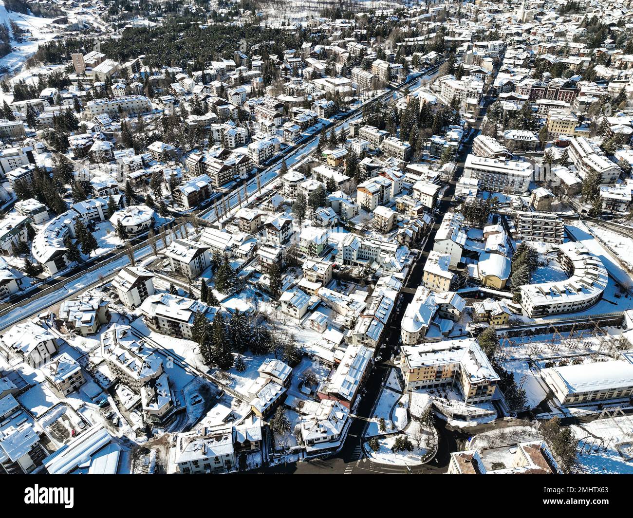 Vista panorámica del pueblo de Bardonecchia desde arriba, estación de esquí en los Alpes occidentales italianos, Piamonte, Italia. Bardonecchia, Italia - Enero 2023 Foto de stock