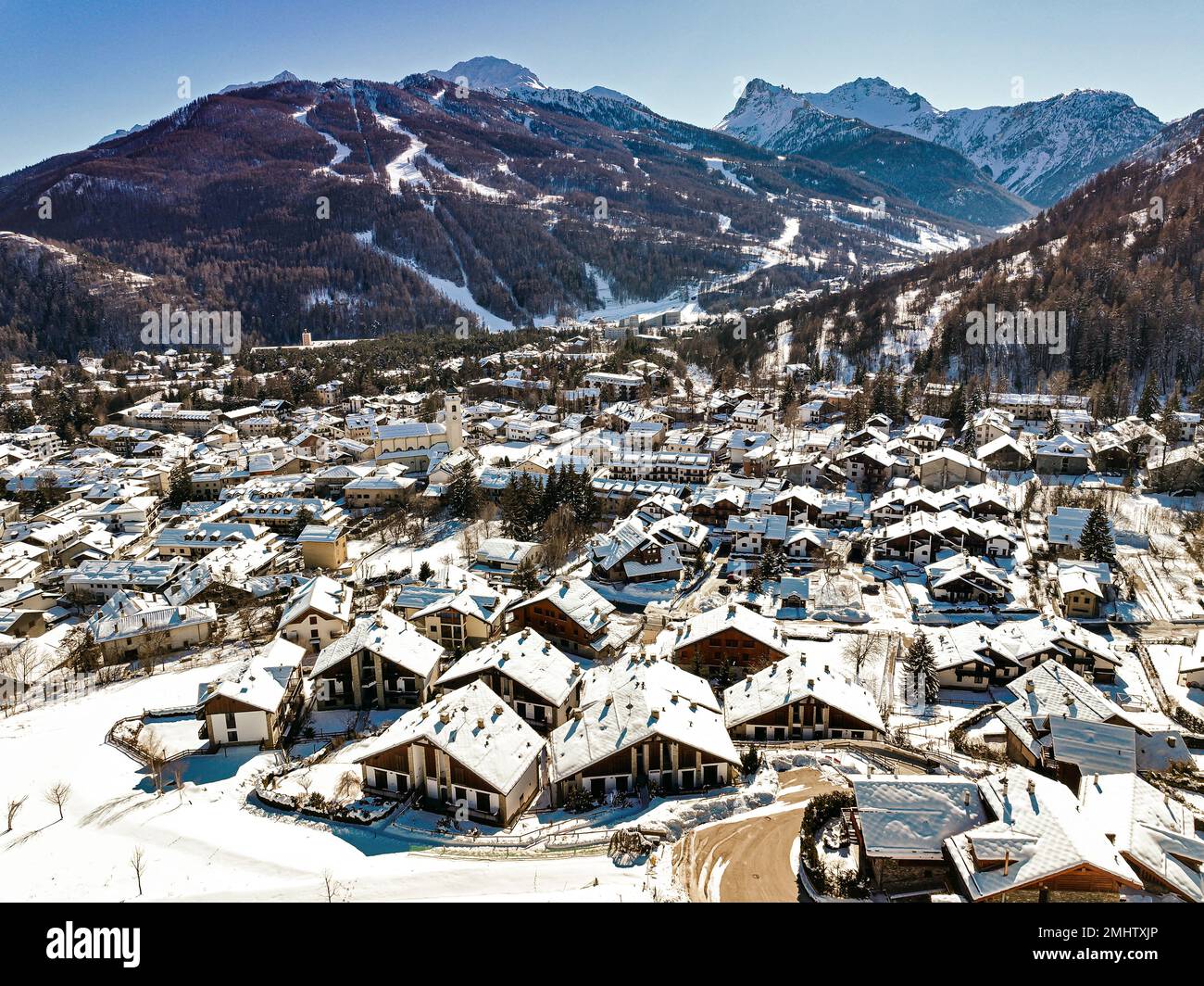Vista panorámica del pueblo de Bardonecchia desde arriba, estación de esquí en los Alpes occidentales italianos, Piamonte, Italia. Bardonecchia, Italia - Enero 2023 Foto de stock