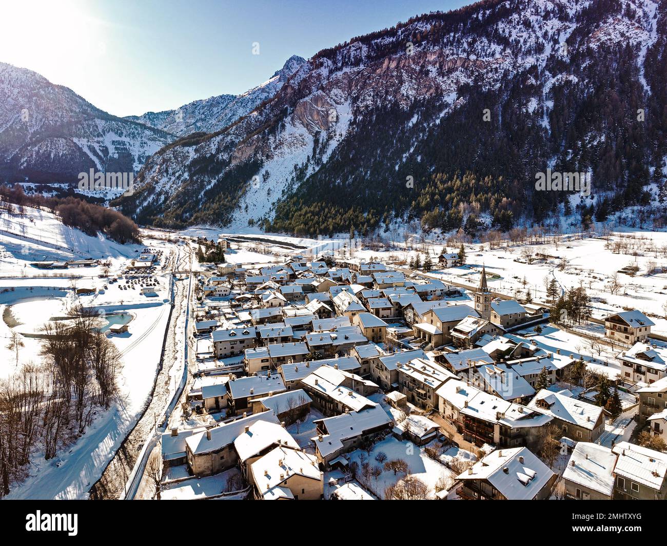 Vista panorámica del pueblo de Bardonecchia desde arriba, estación de esquí en los Alpes occidentales italianos, Piamonte, Italia. Bardonecchia, Italia - Enero 2023 Foto de stock