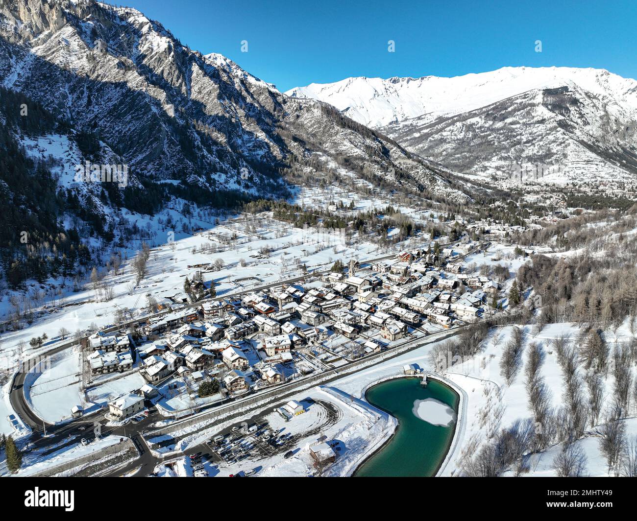 Vista panorámica del pueblo de Bardonecchia desde arriba, estación de esquí en los Alpes occidentales italianos, Piamonte, Italia. Bardonecchia, Italia - Enero 2023 Foto de stock