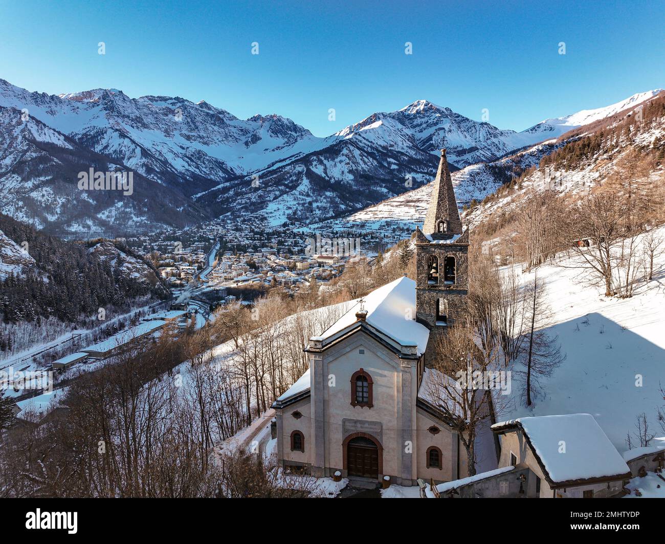 Vista panorámica del pueblo de Bardonecchia desde arriba, estación de esquí en los Alpes occidentales italianos, Piamonte, Italia. Bardonecchia, Italia - Enero 2023 Foto de stock