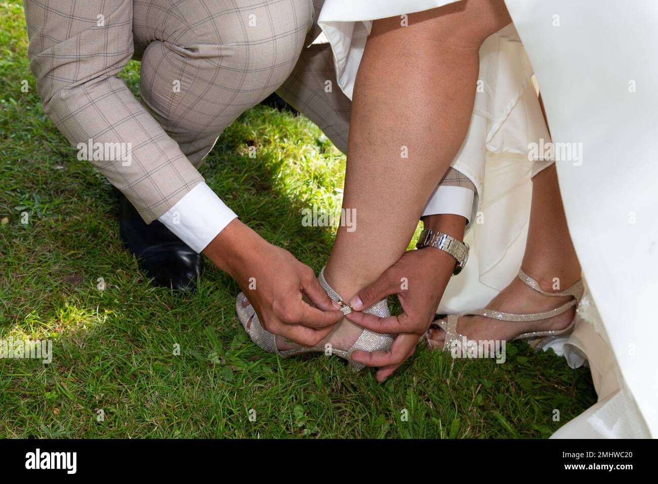 Zapatero poniendo pegamento en la suela de un zapato para arreglar  Fotografía de stock - Alamy