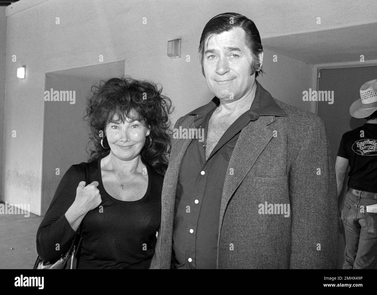 Clint Walker y su esposa Giselle Hennessy fueron vistos en North Hollywood High School para una