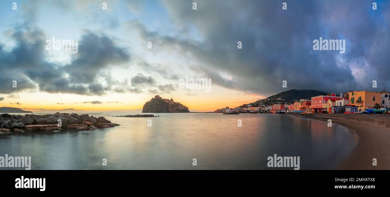 Ischia, Italia panorama del paisaje costero en la mañana temprano. Foto de stock