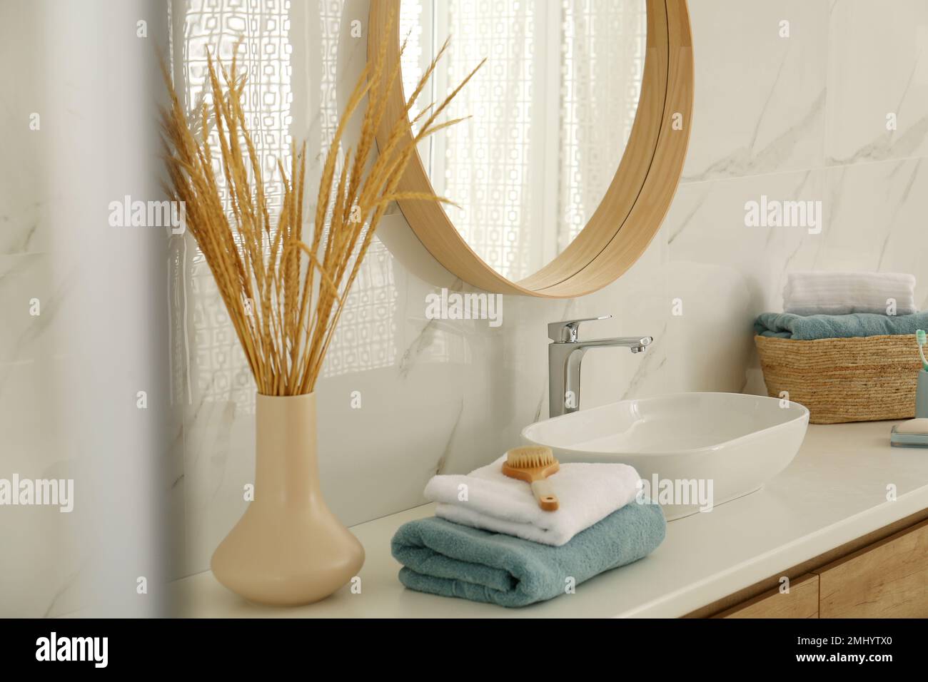 Stylish wooden bathroom round mirror fotografías e imágenes de alta  resolución - Página 2 - Alamy