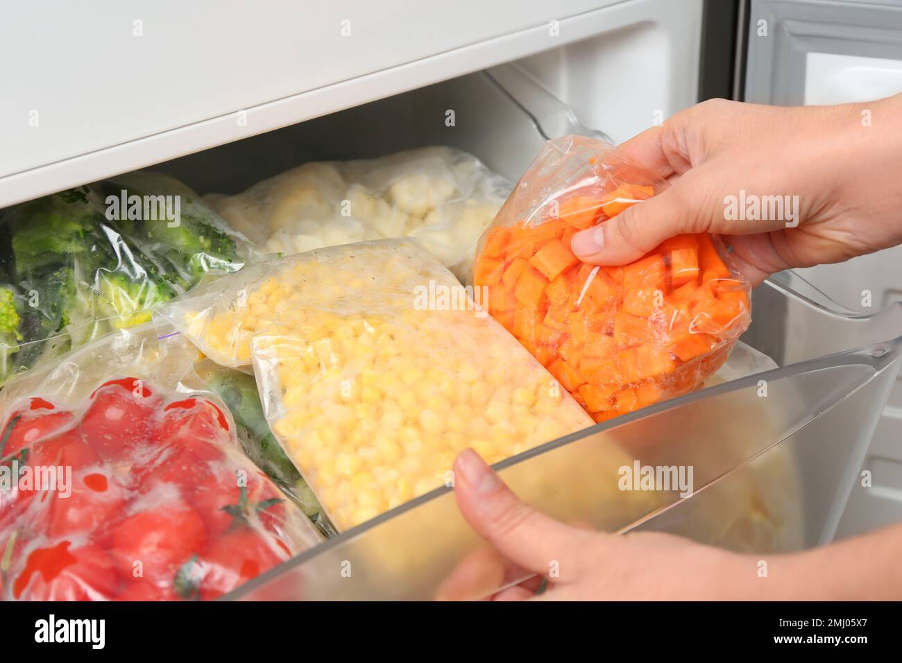 Verduras Congeladas En Bolsos En Refrigerador Foto de archivo - Imagen de  comida, helada: 103312638