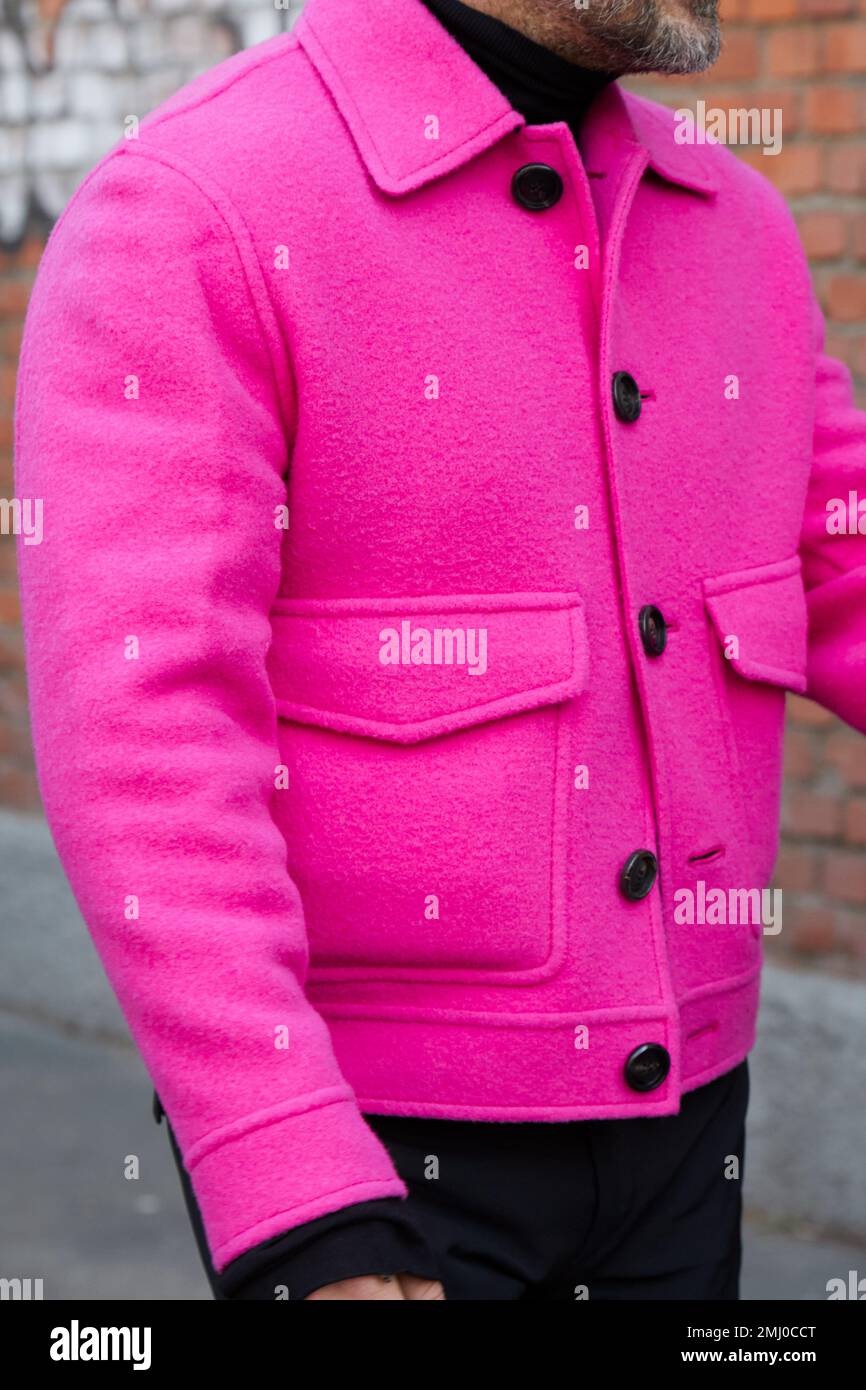 profundamente proyector capítulo MILÁN, ITALIA - 14 DE ENERO de 2023: Hombre con abrigo rosa y cuello alto  negro antes del desfile de Fendi, estilo callejero de la Semana de la Moda  de Milán Fotografía