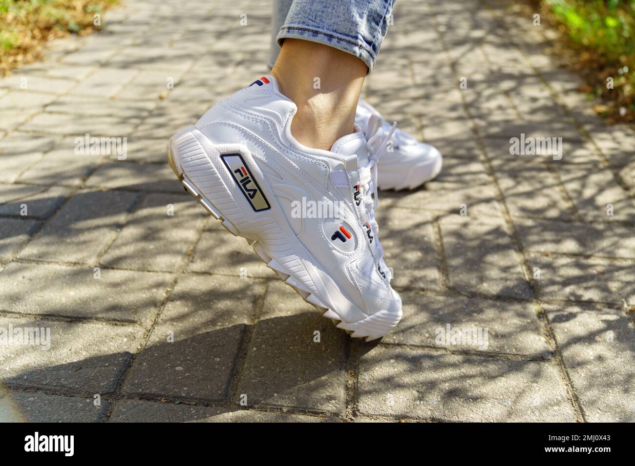 Tyumen, Rusia-13 de septiembre de 2022: Zapatillas deportivas Fila, modelo  disruptor 2 blanco Fila es una de las empresas de fabricación de ropa  deportiva más grandes del mundo Fotografía de stock - Alamy