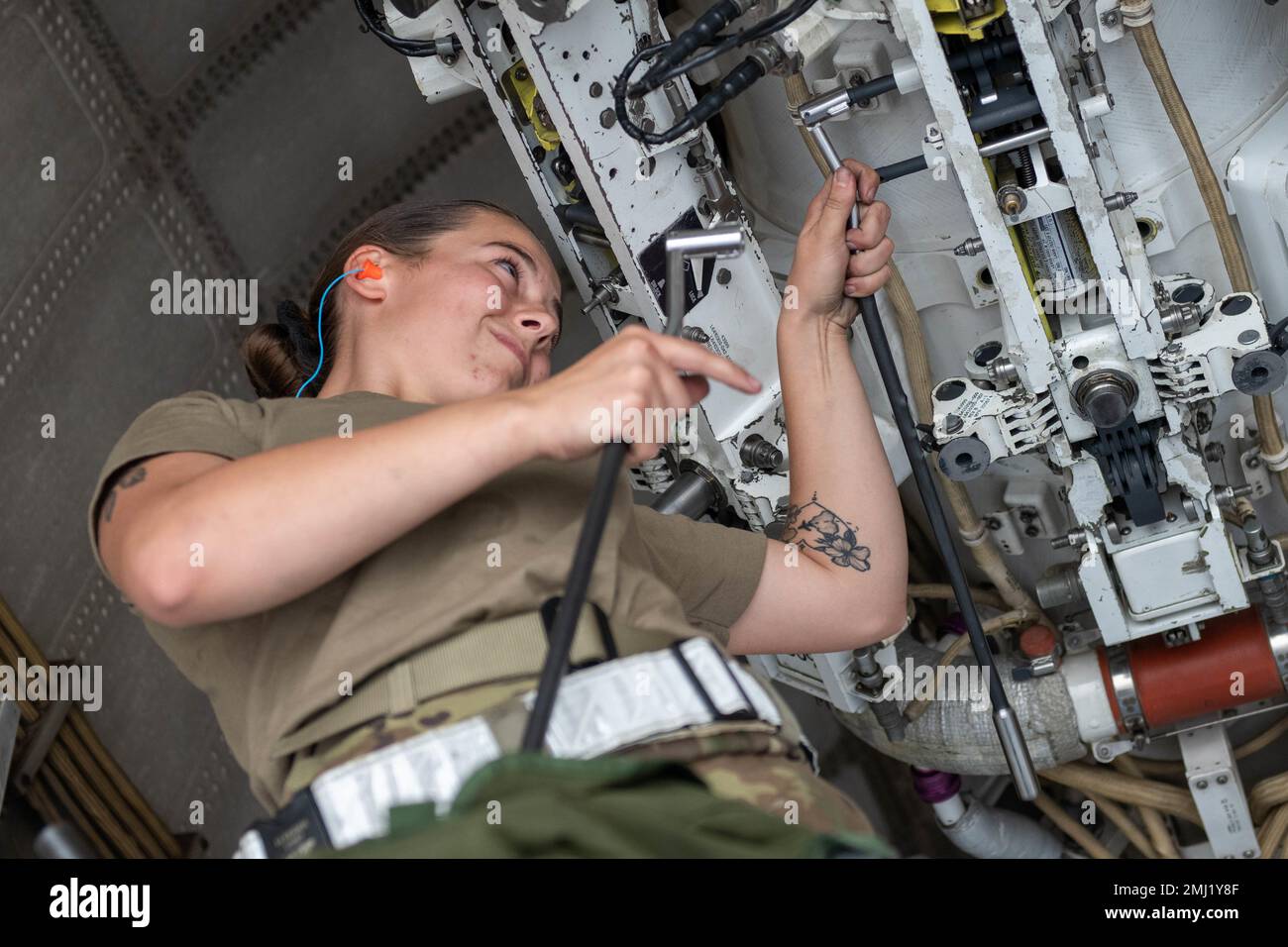 El aviador mayor Makayla Singer, miembro de la tripulación de carga del  Escuadrón de Mantenimiento de Aviones 28th, prepara un estante de  municiones en la Base de la Fuerza Aérea Ellsworth, SD,