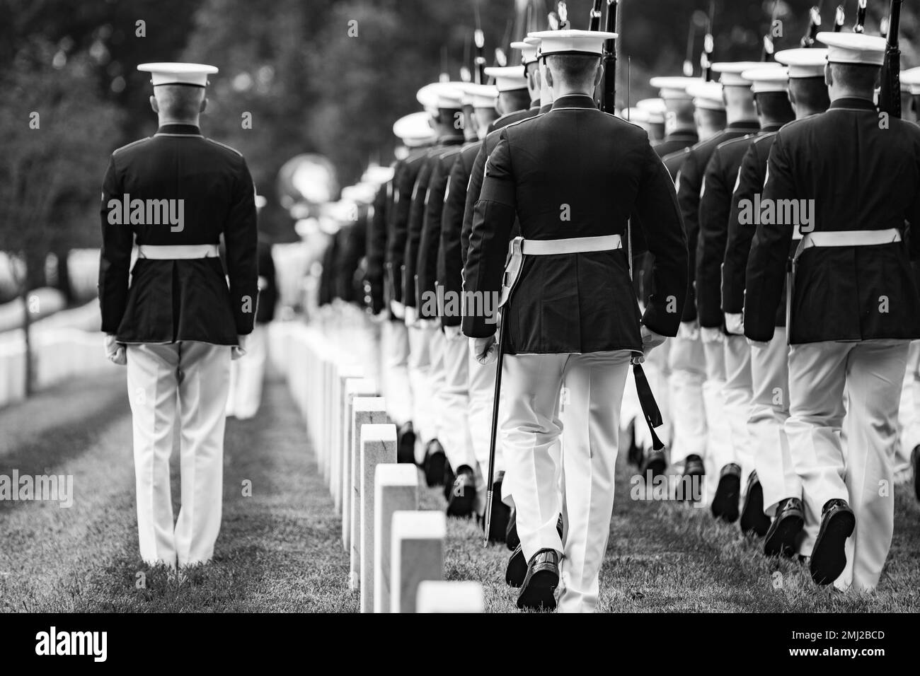 Infantes de marina de la Banda de Marines “El Propio Presidente”, infantes de marina de los Cuarteles de Marines, Washington, D.C. (8th y I), y los 3D Estados Unidos El Regimiento de Infantería (la Vieja Guardia) Caisson Platoon realiza honores funerarios militares con escolta funeraria para el recipiente de la Medalla de Honor U.S. El Sargento Mayor del Cuerpo de Infantería de Marina John Canley en la Sección 60 del Cementerio Nacional de Arlington, Arlington, Virginia, 25 de agosto de 2022. Canley fue galardonado con la Medalla de Honor en 2018 por sus acciones durante la batalla de la ciudad de Hue, Vietnam en 1968. Como sargento de artillería de la Compañía, Compañía A, 1st Batallón, 1st Infantería de Marina, 1st División de Marines, Canley y el suyo Foto de stock