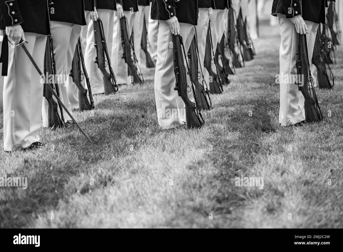 Infantes de marina de la Banda de Marines “El Propio Presidente”, infantes de marina de los Cuarteles de Marines, Washington, D.C. (8th y I), y los 3D Estados Unidos El Regimiento de Infantería (la Vieja Guardia) Caisson Platoon realiza honores funerarios militares con escolta funeraria para el recipiente de la Medalla de Honor U.S. El Sargento Mayor del Cuerpo de Infantería de Marina John Canley en la Sección 60 del Cementerio Nacional de Arlington, Arlington, Virginia, 25 de agosto de 2022. Canley fue galardonado con la Medalla de Honor en 2018 por sus acciones durante la batalla de la ciudad de Hue, Vietnam en 1968. Como sargento de artillería de la Compañía, Compañía A, 1st Batallón, 1st Infantería de Marina, 1st División de Marines, Canley y el suyo Foto de stock