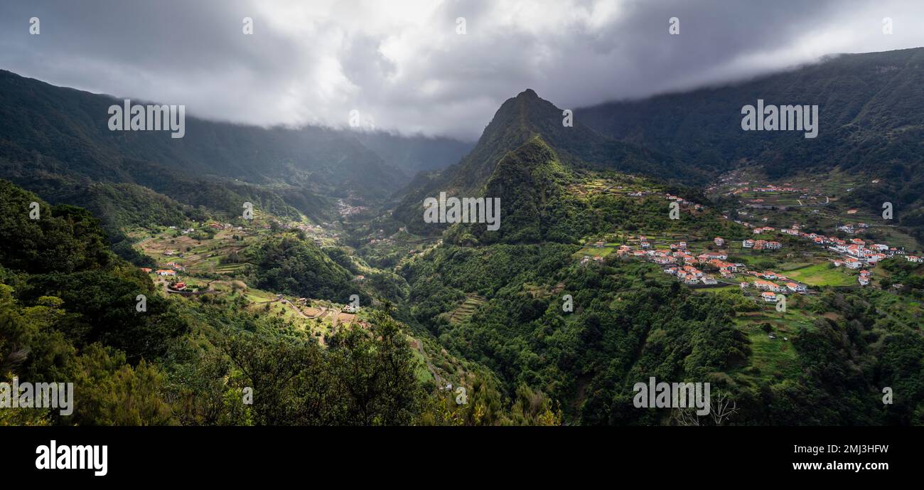 Verde valle de montaña con bosque y montañas, Boaventura, Madeira, Portugal Foto de stock