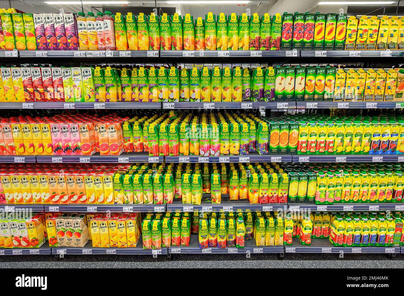 Estanterías con zumos de frutas y bebidas en el mercado mayorista, Baviera, Alemania Foto de stock