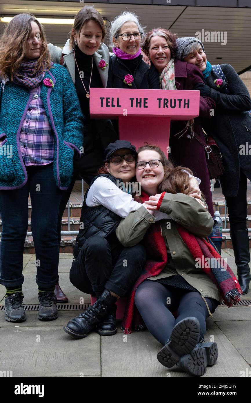 Londres, Inglaterra, Reino Unido 27 de enero de 2023 Las siete mujeres de Barclays que fueron declaradas culpables de daños penales por romper las ventanas de Barclays Bank en abril de 2021 asisten a la Corte de la Corona de Southwark para ser sentenciadas. Salieron jubilosos después de recibir sentencias suspendidas de entre 6 y 8 meses. Crédito: Denise Laura Baker/Alamy Live News Foto de stock