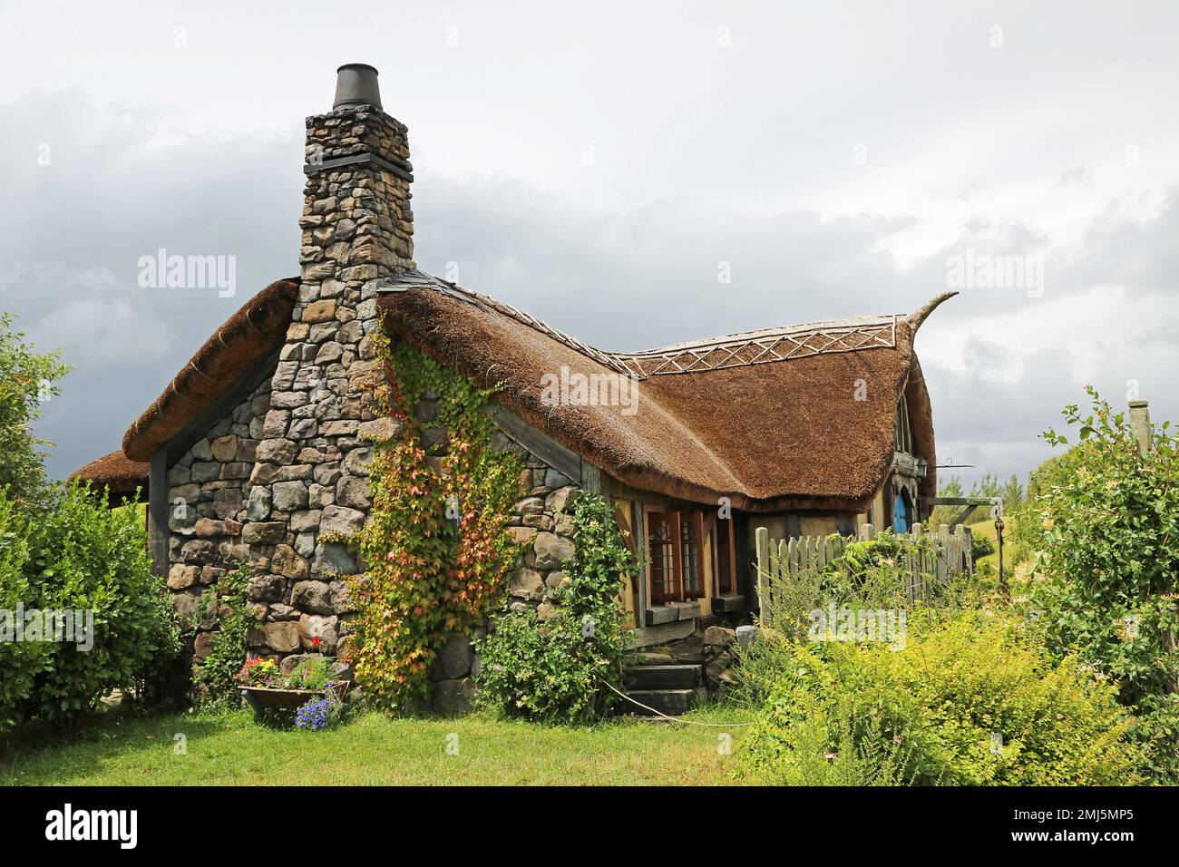 Pared de la chimenea de la casa del molino - Hobbiton - Matamata, Nueva Zelanda Foto de stock