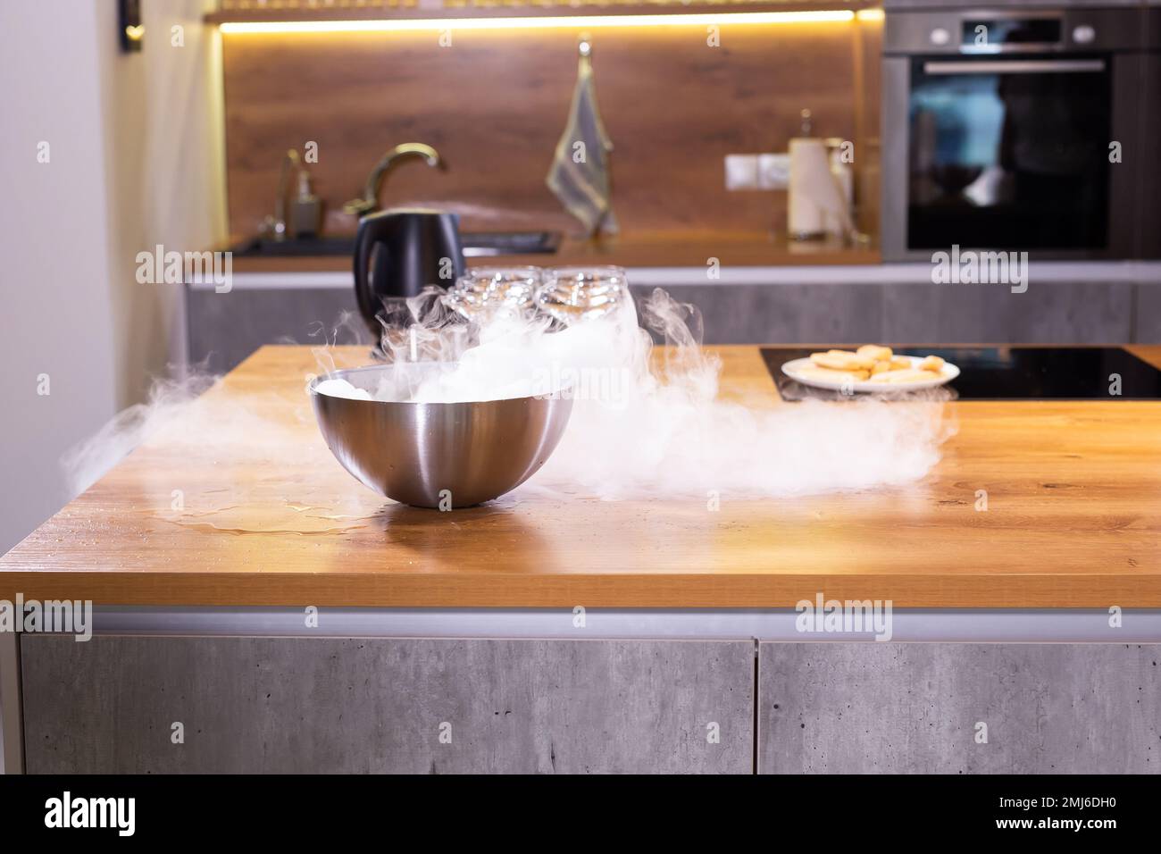 Hielo seco de vapor de humo en un recipiente en la cocina
