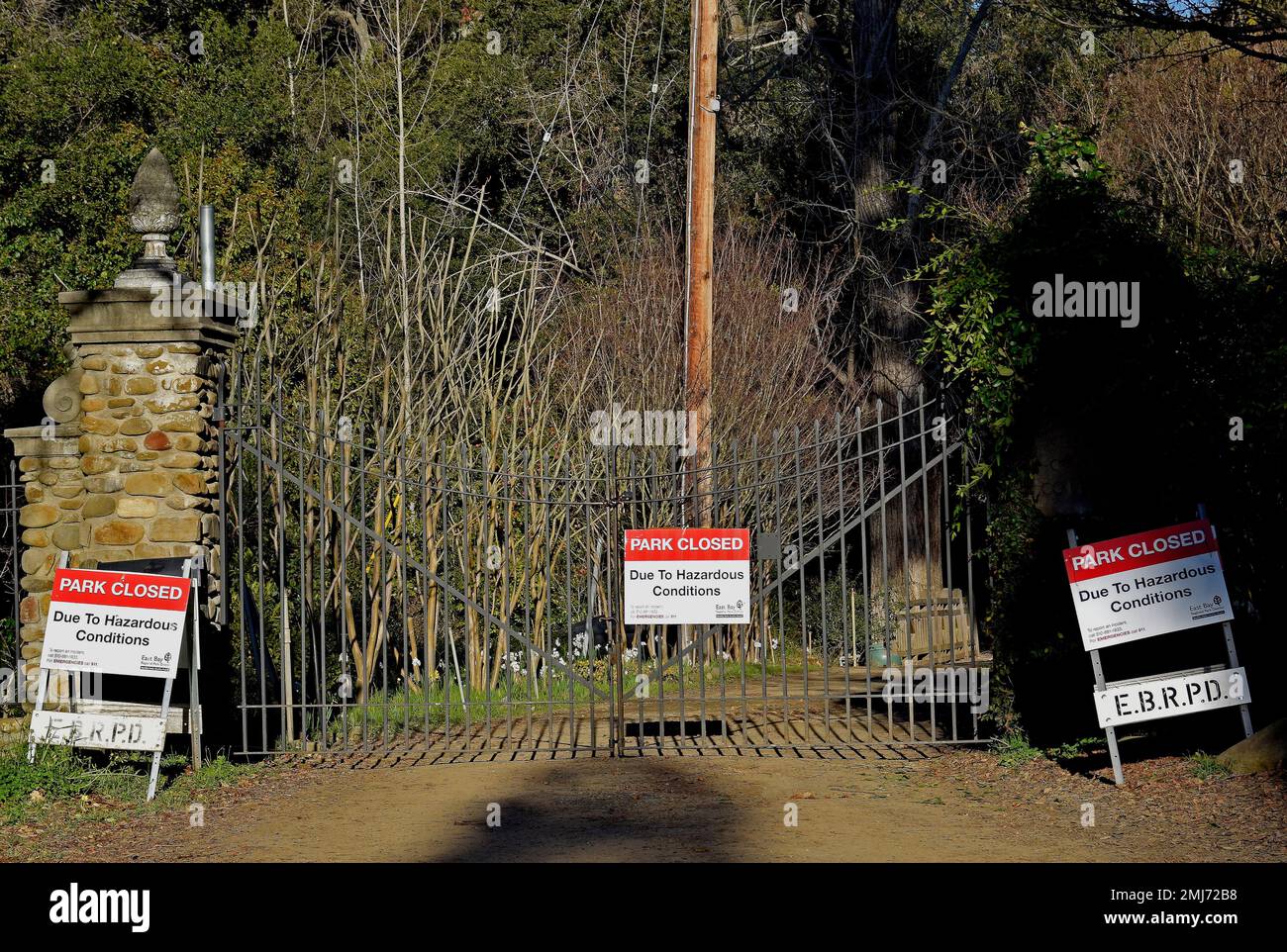 Parque cerrado debido a condiciones peligrosas señal en la entrada de Dry Creek Garden, Union City, California Foto de stock
