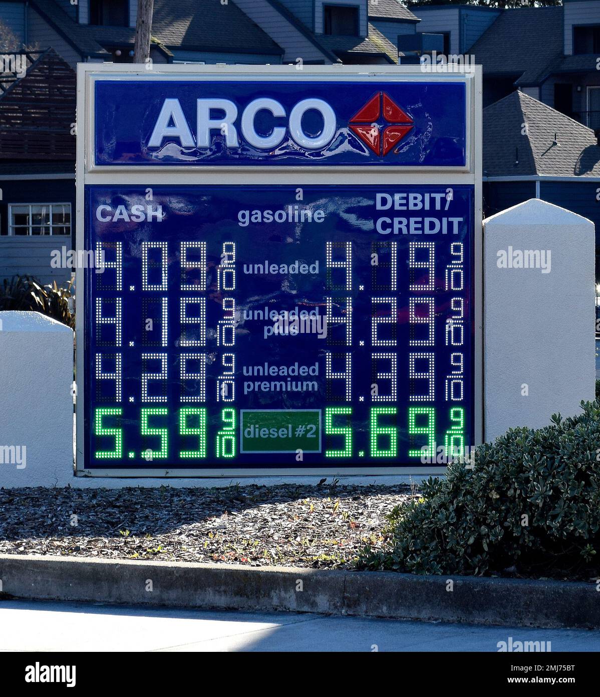 Precios de gasolina y diesel de la estación Arco por galón de señal electrónica en California Foto de stock