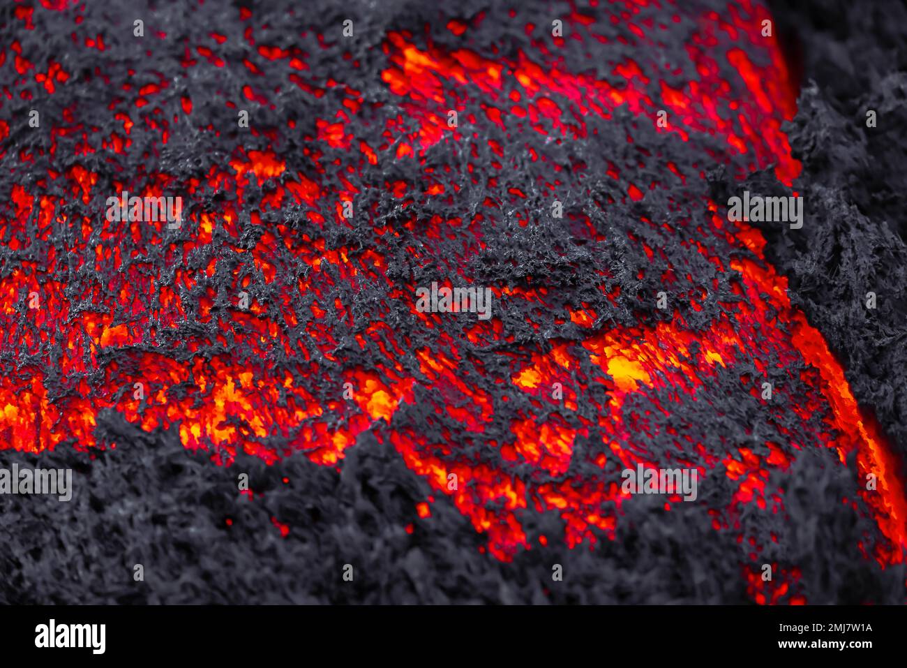 Flujo de lava en una vista de detalle - lava fundida vívida roja Foto de stock