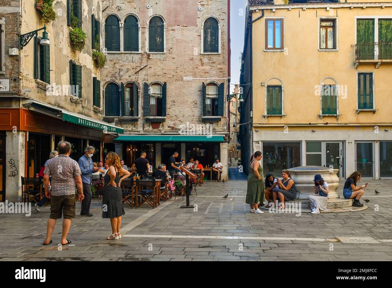 Los turistas en Campo Sant'Aponal (plaza Saint Apollinaris) con
