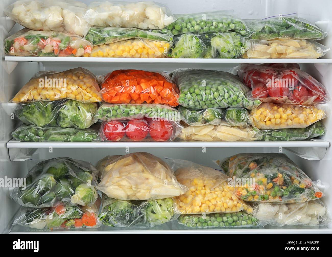 Bolsas con verduras congeladas en refrigerador, closeup Fotografía de stock  - Alamy