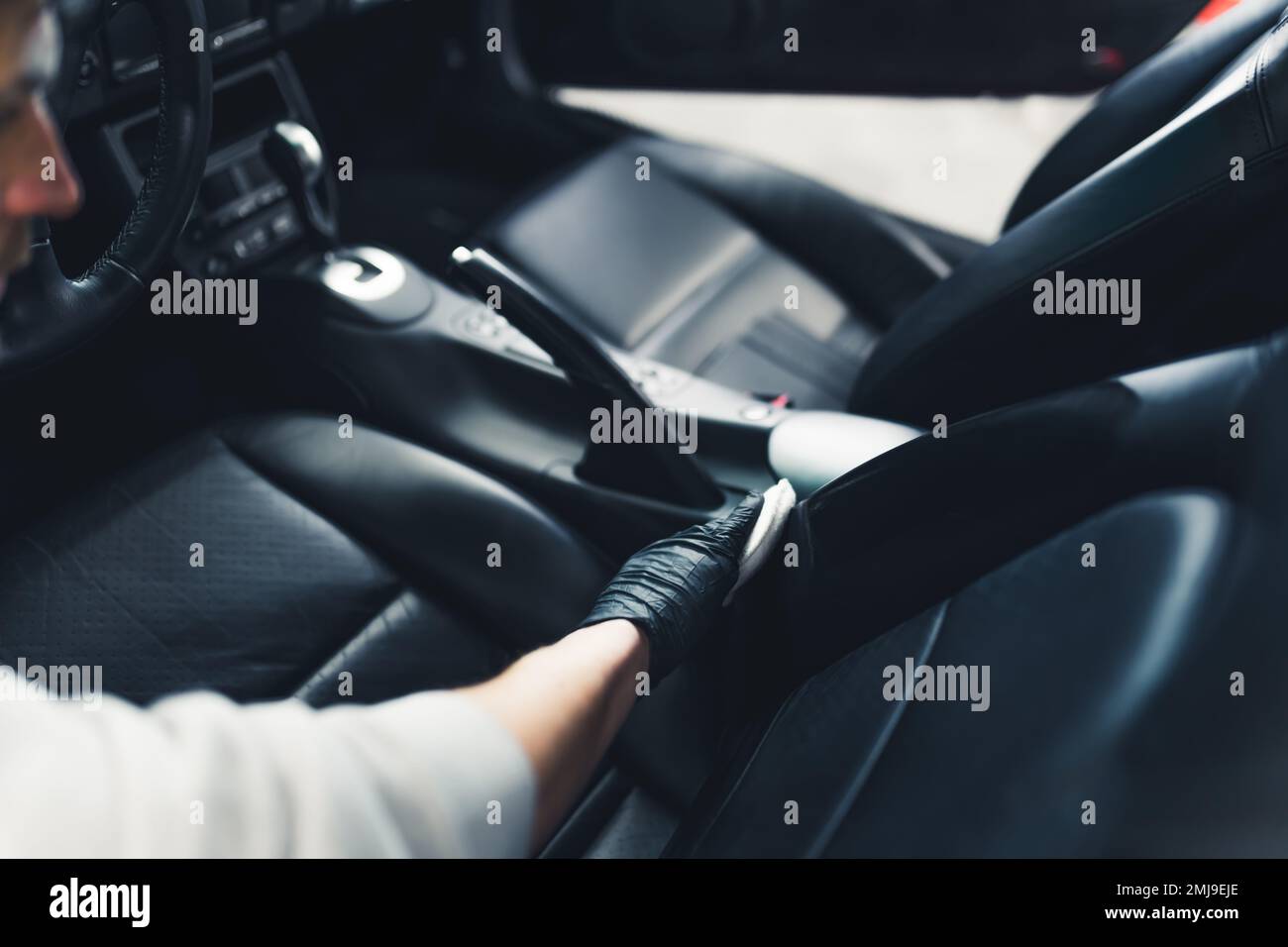 Servicio de coche trabajador extrayendo agua de la carrocería del coche con  un raspador, antes de antigravilla película aplican en el detalle del  vehículo Fotografía de stock - Alamy