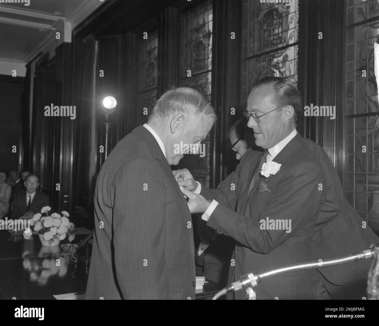 Holanda Historia: Presentación del Clavel de Plata por el Príncipe Bernhard al Sr. G. P. van Tienhoven; Fecha: 27 de junio de 1962 Foto de stock