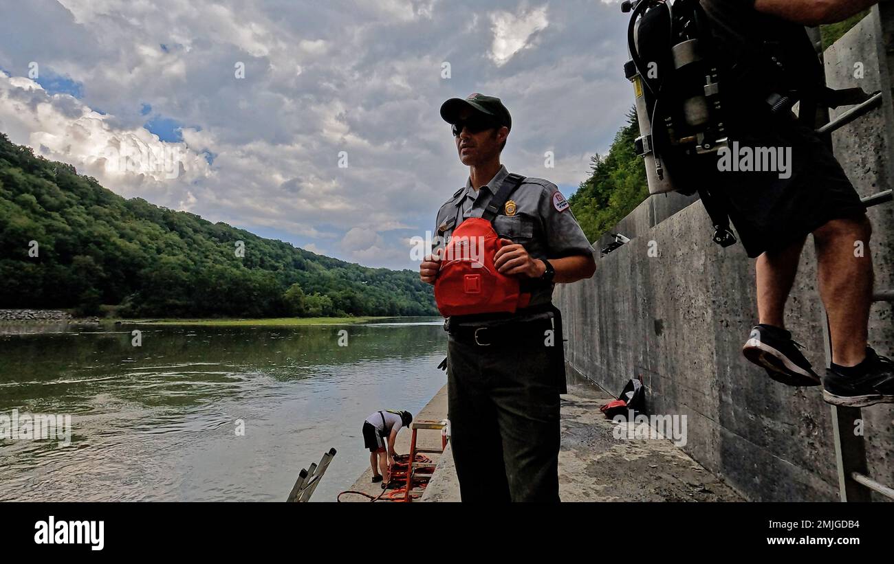 EE.UU El Cuerpo de Ingenieros del Ejército, Equipo Técnico de Buceo del  Distrito de Buffalo lleva a cabo la inspección de la cuenca de quietud de  la presa Mount Morris e identifica