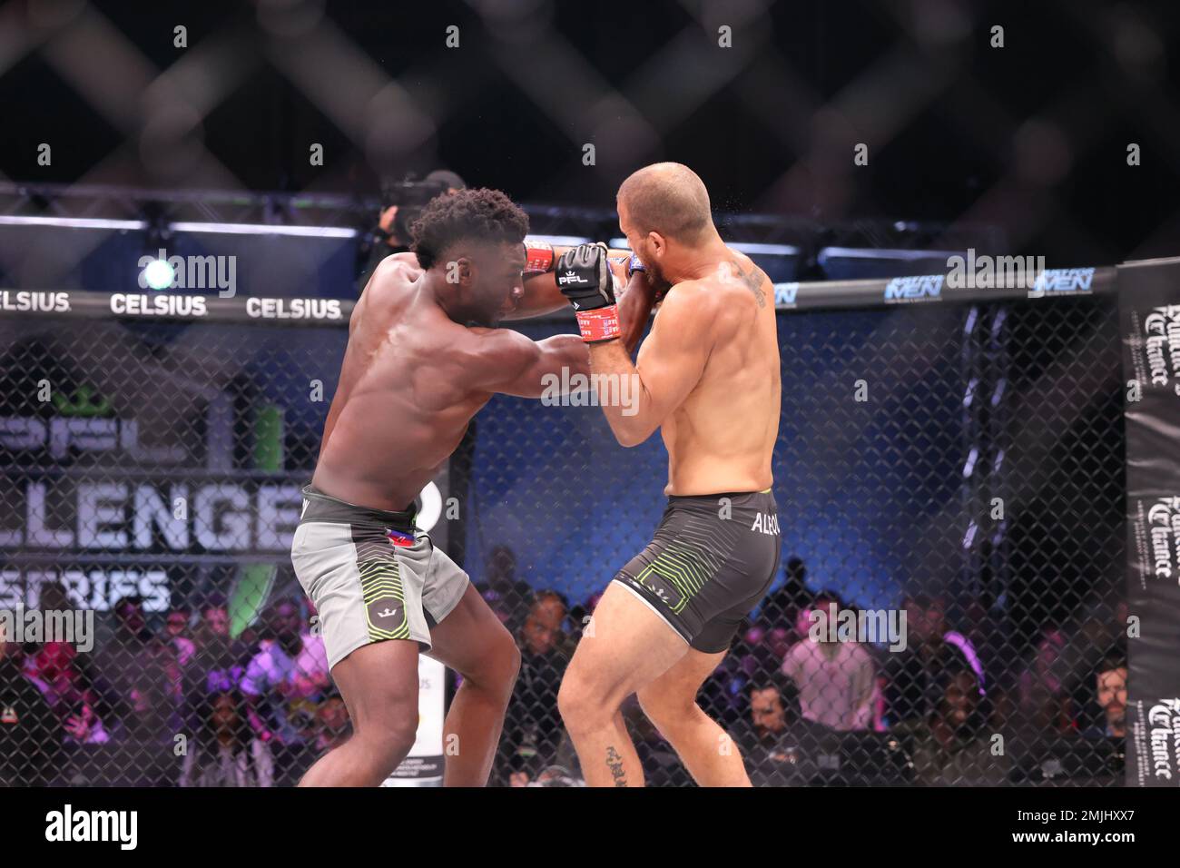 ORLANDO, FL - ENERO 27: (R-L) Thad Jean consigue un uppercut sobre Eric ...