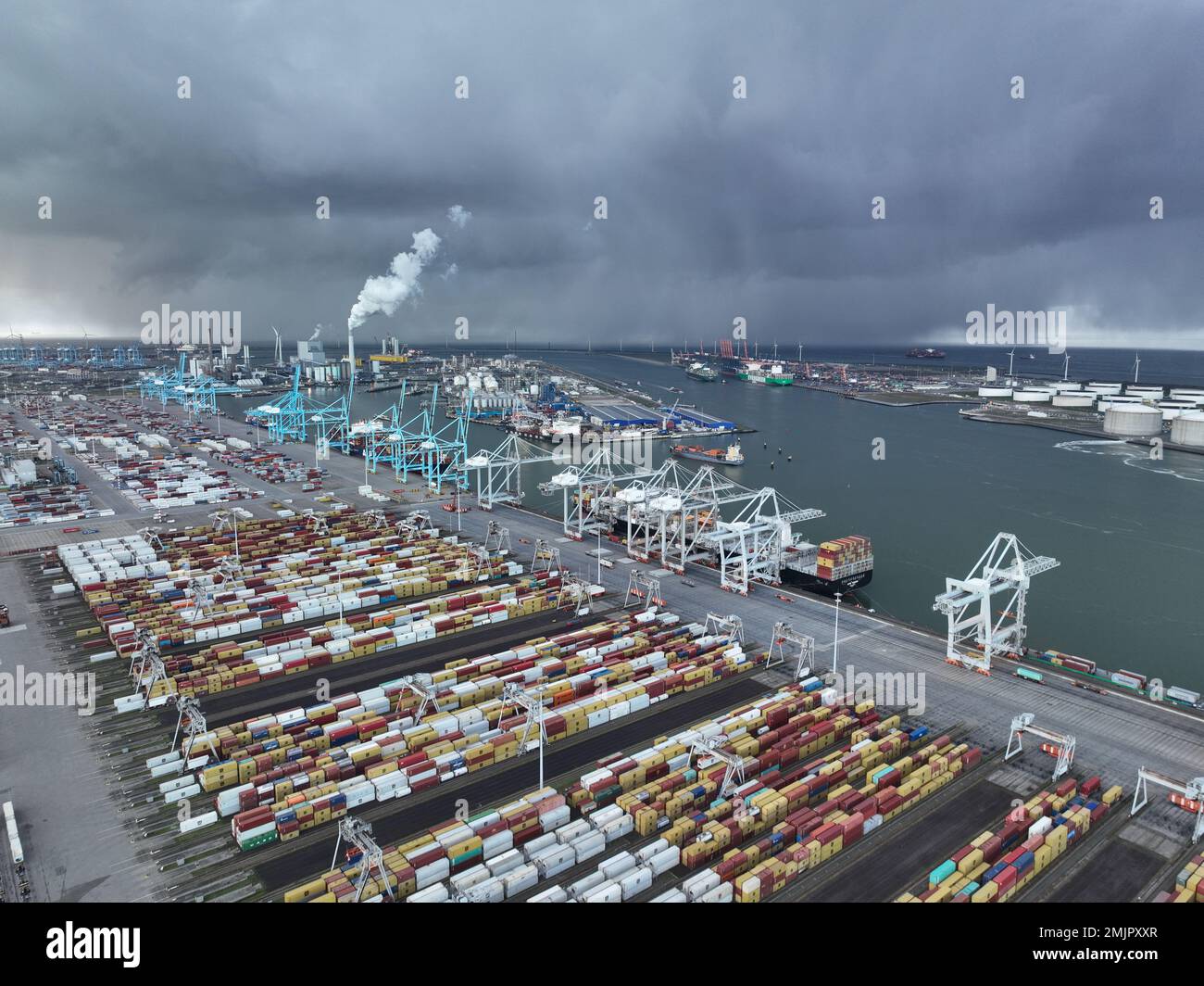 Rotterdam, 19th de enero de 2023, Países Bajos. El Puerto de Rotterdam Uno de los puertos más concurridos y tecnológicamente avanzados del mundo, grande Foto de stock