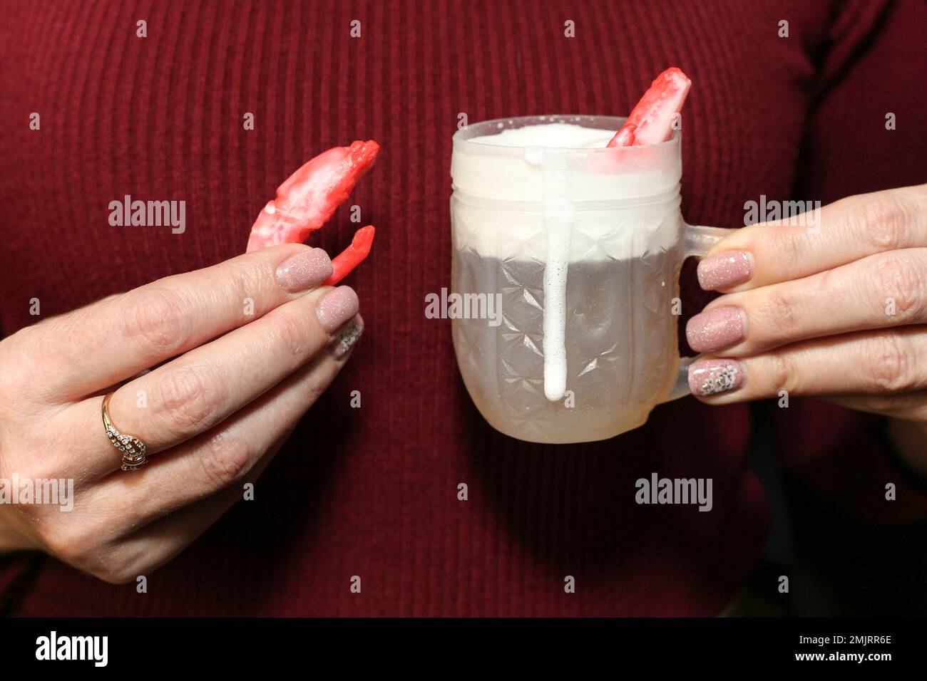 Las manos de las mujeres sostienen una taza de cerveza y un camarón hecho  de jabón hecho a mano Fotografía de stock - Alamy