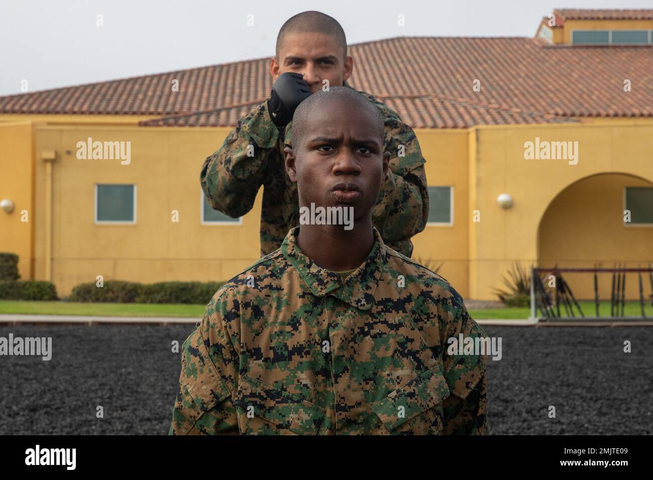 El Cuerpo de Marines de EE.UU. Recluta a Jarian Green, FRONT y Lester Raymond-Garcia, de vuelta, con Bravo Company, 1st Batallón de Entrenamiento de Reclutamiento, Participa en una prueba del Marine Corps Martial Arts Program (MCMAP) en Marine Corps Recruit Depot San Diego, 1 de septiembre de 2022. El propósito de la prueba MCMAP es asegurar la exactitud y la habilidad de los reclutas en las técnicas de la correa tan - la primera de cinco correas que un marino puede ganar. Green fue reclutado en la Estación de Reclutamiento de Houston, Texas, y Raymond-Garcia fue reclutado en la Estación de Reclutamiento de Dallas, Texas. Foto de stock