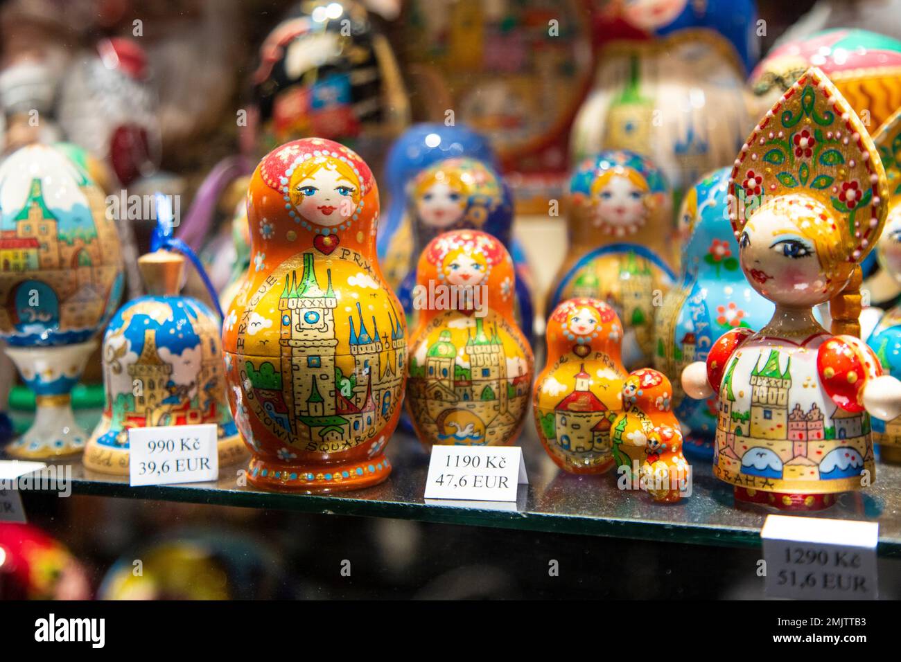 Muñecas matryoshka en exhibición en una tienda de recuerdos, Praga, República Checa Foto de stock