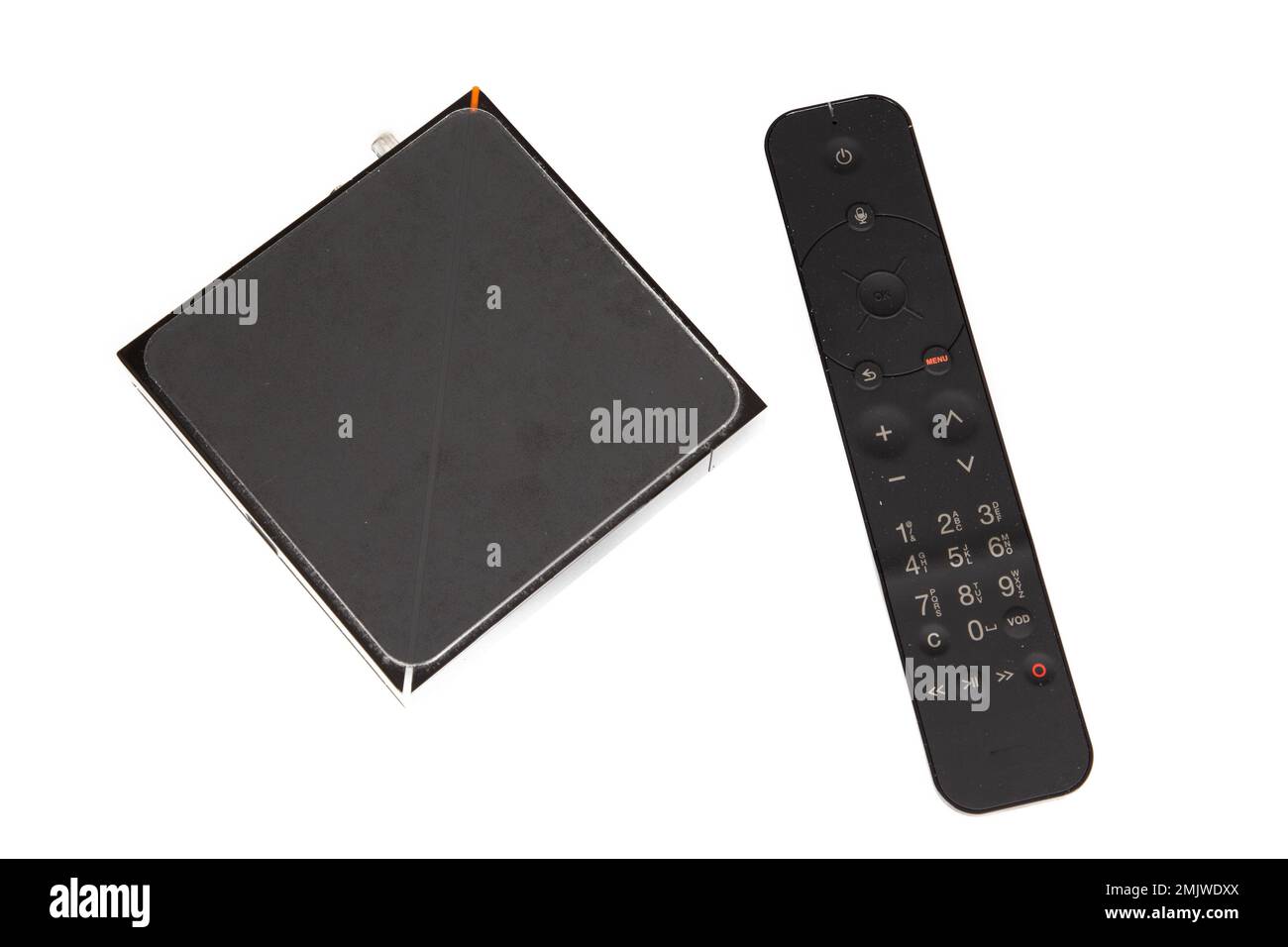 Moderna caja IPTV y dispositivo multimedia de control remoto negro para ver  la televisión a través de Internet reproductor multimedia y panel de  control Fotografía de stock - Alamy