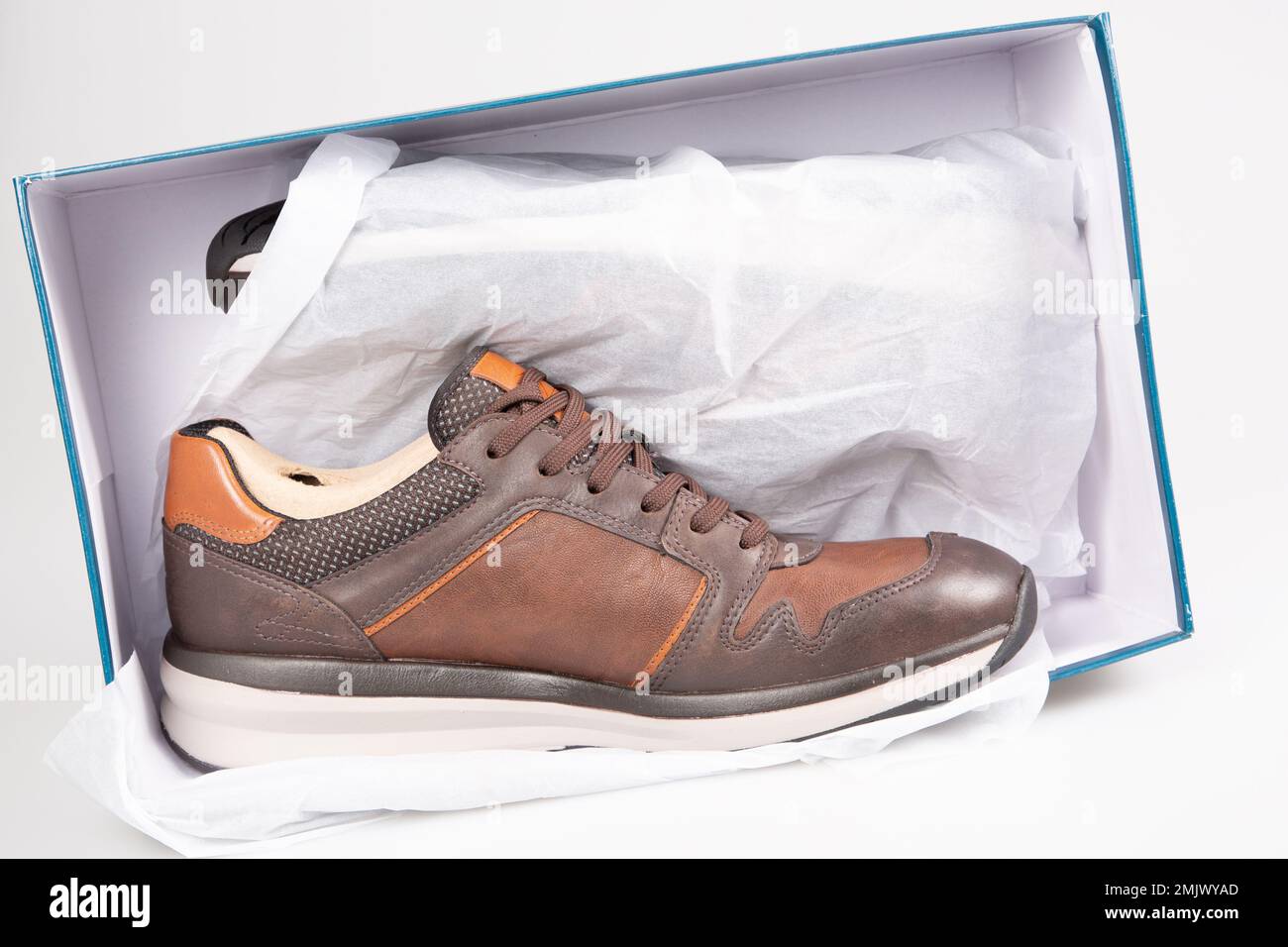 hombres de zapatillas de deporte de ciudad de moda marrón en caja de papel  blanco Fotografía de stock - Alamy
